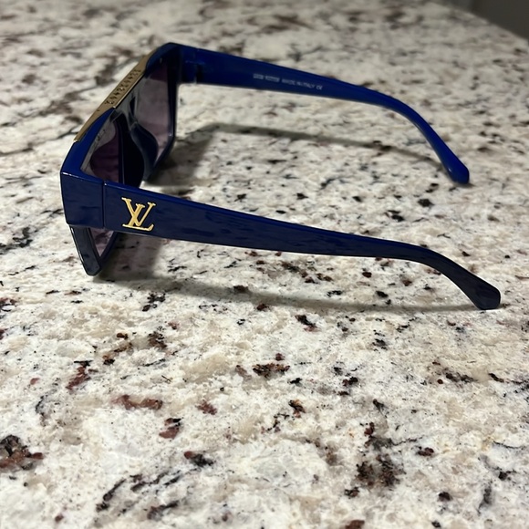Blue LV shades - Picture 4 of 4